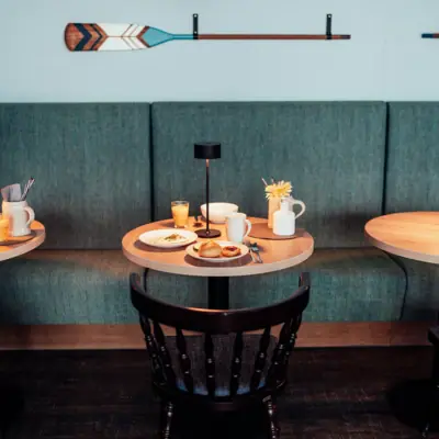 Ein Tisch mit Tellern und Tassen darauf.