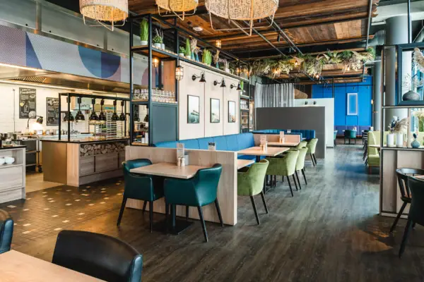 Ein Restaurant mit Tischen und Stühlen.