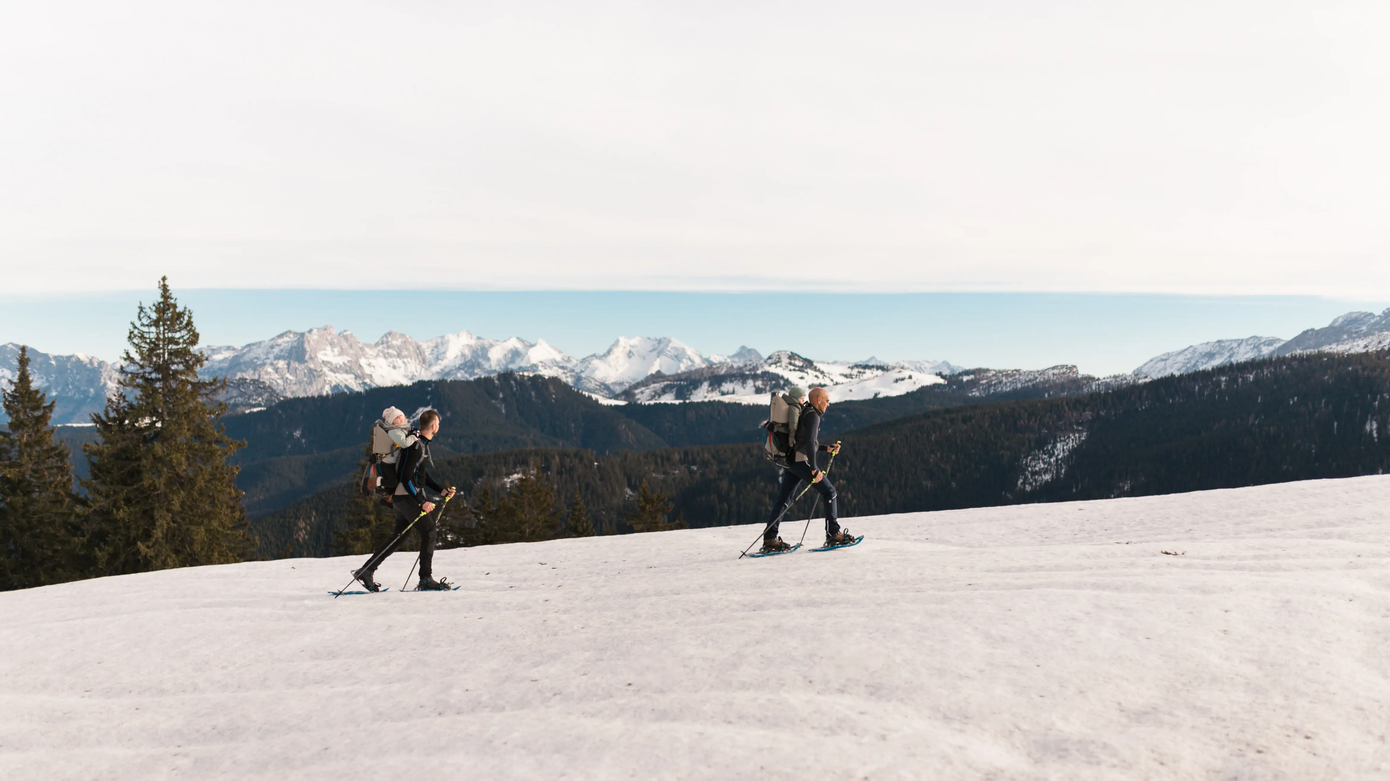 Eine Gruppe von Menschen beim Skifahren auf einem verschneiten Berg.