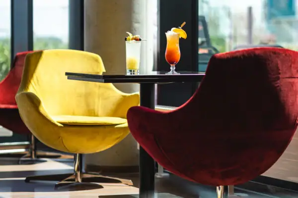 Ein Tisch mit zwei Gläsern Flüssigkeit darauf.