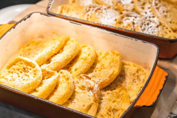 French Toast Muffins Zwei Pfannen mit French Toast Muffins.