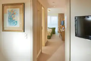 Ein Flur mit einem Fernseher und einem Tisch.