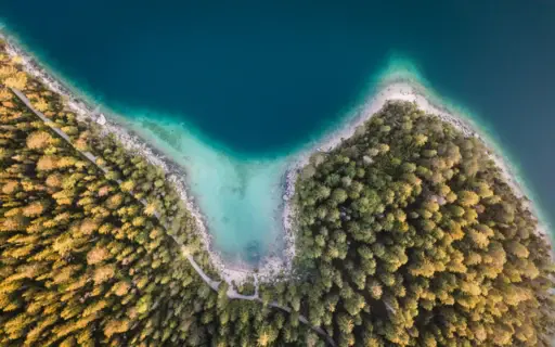 Das Ufer vom Eibsee aus der Vogelperspektive