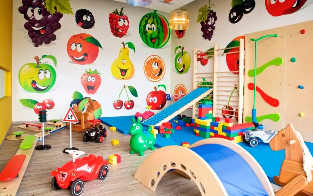 Bunte Stühle und Tische in einem Raum.