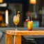 Zwei Gläser mit Cocktails auf einem Tisch.