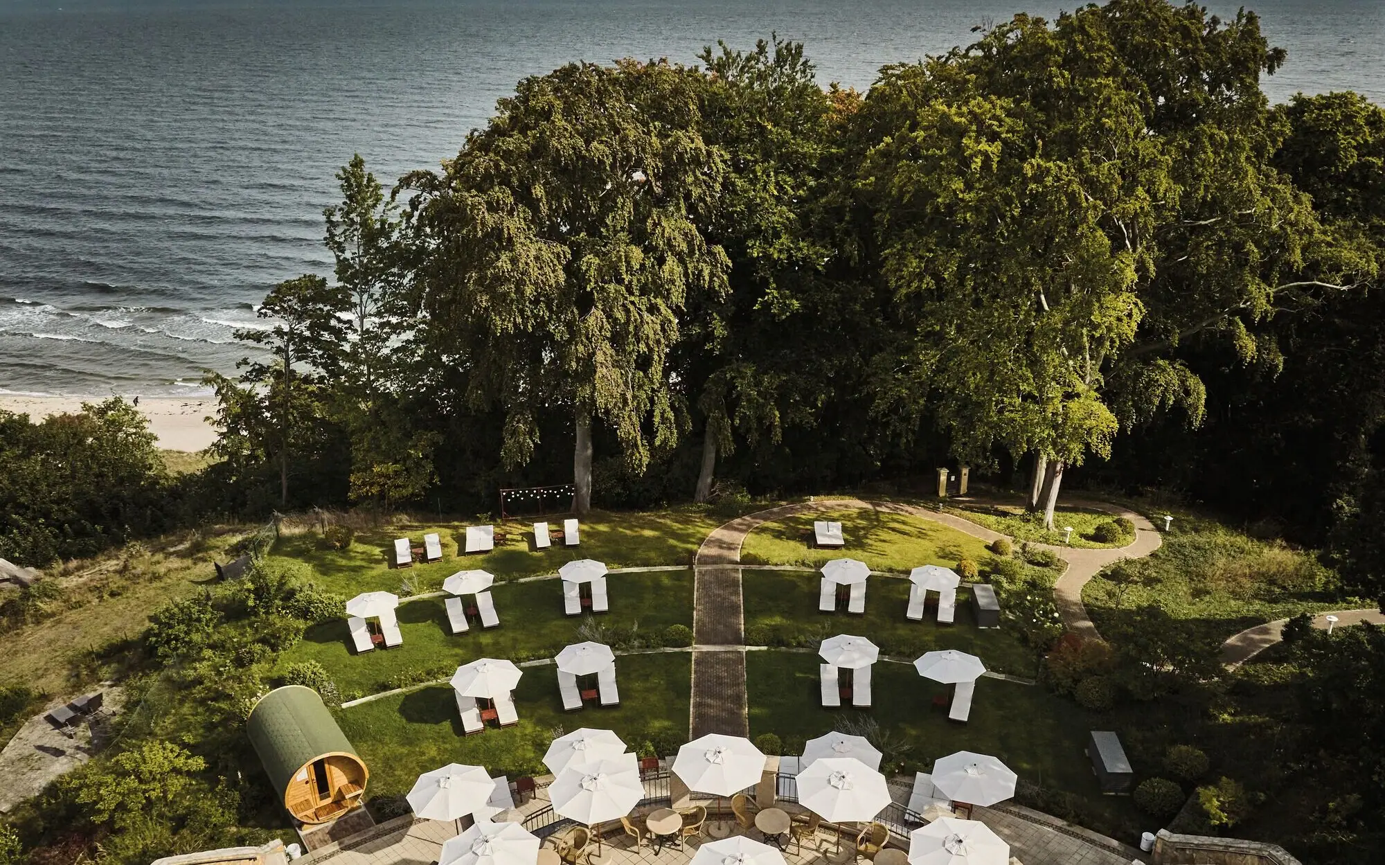 Eine Terrasse mit Tischen und Stühlen.