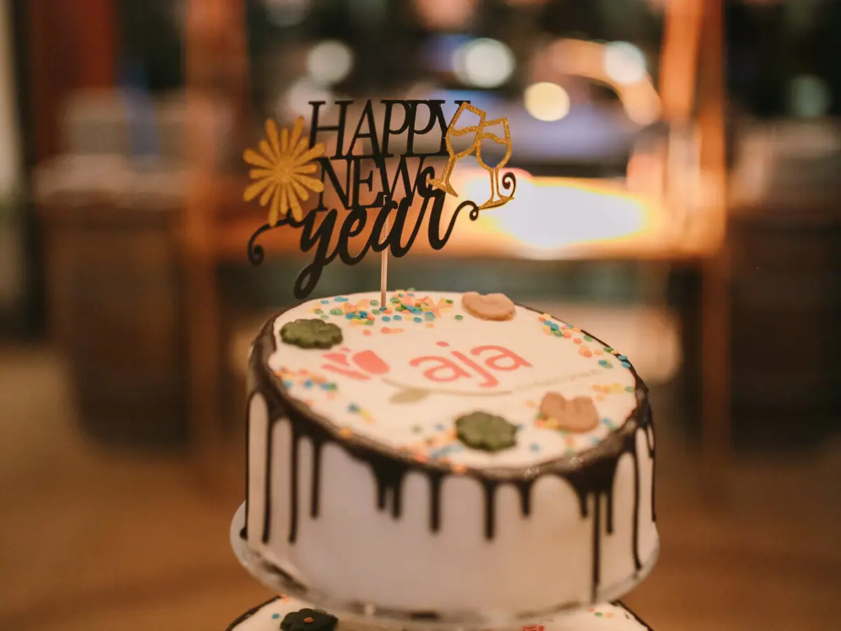 Kuchen mit "Happy New Year"-Schild und Zuckerguss.
