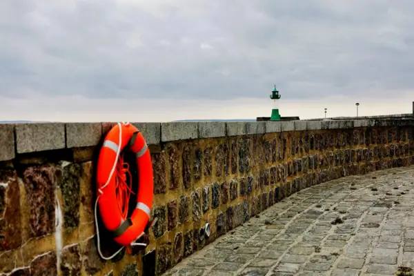 Ziegelwand mit Rettungsring