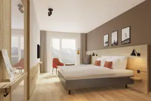 Schlafzimmer mit Bett und Stuhl