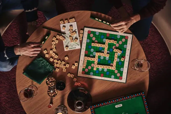 Eine Gruppe von Menschen spielt ein Tischspiel.