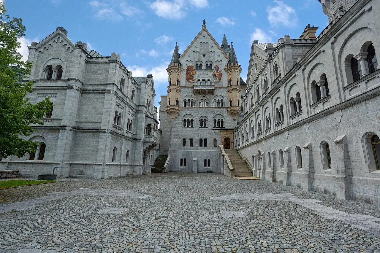 Gepflasterter Innenhof vom Schloss Neuschwanstein.