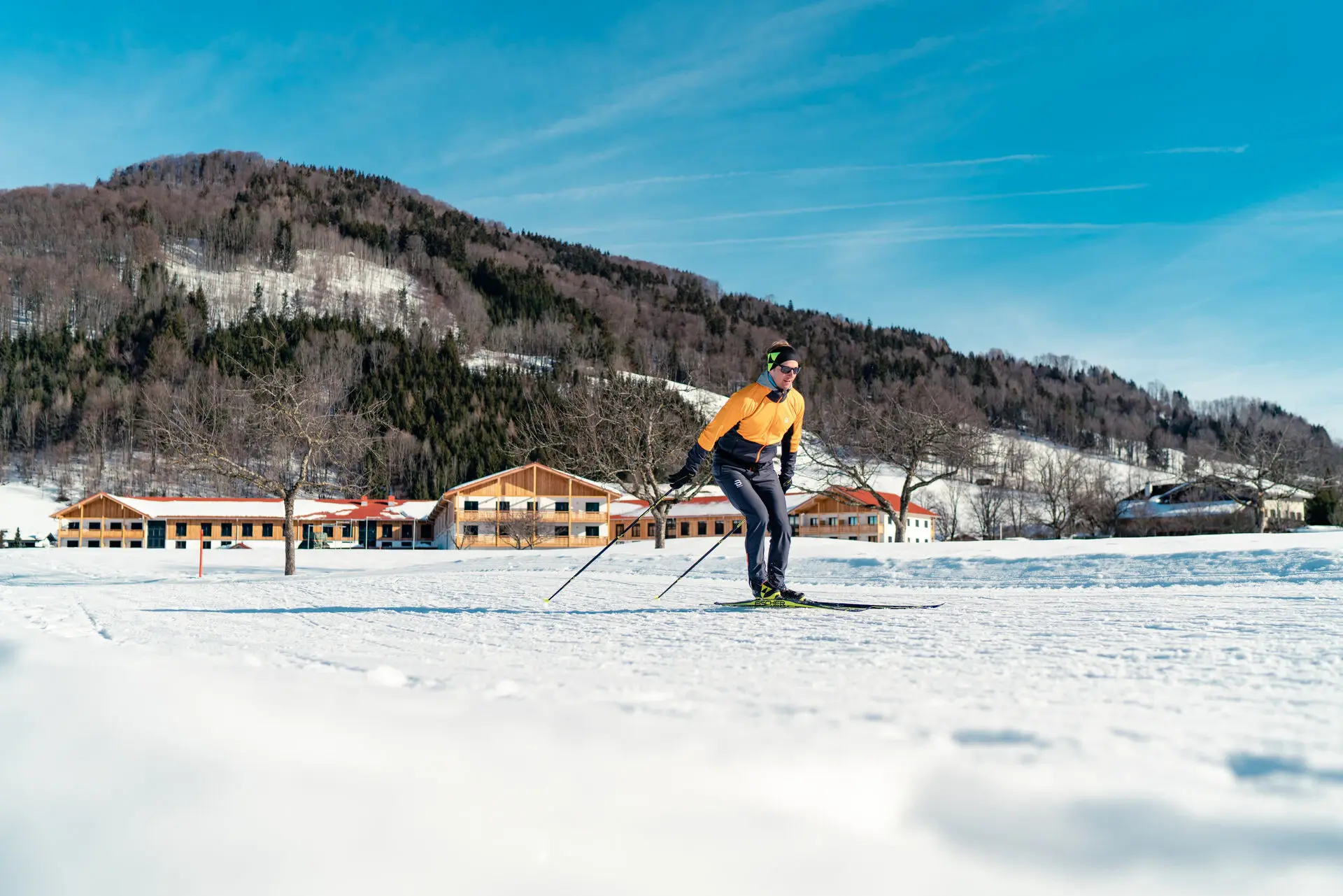 Person beim Skifahren auf verschneiter Piste