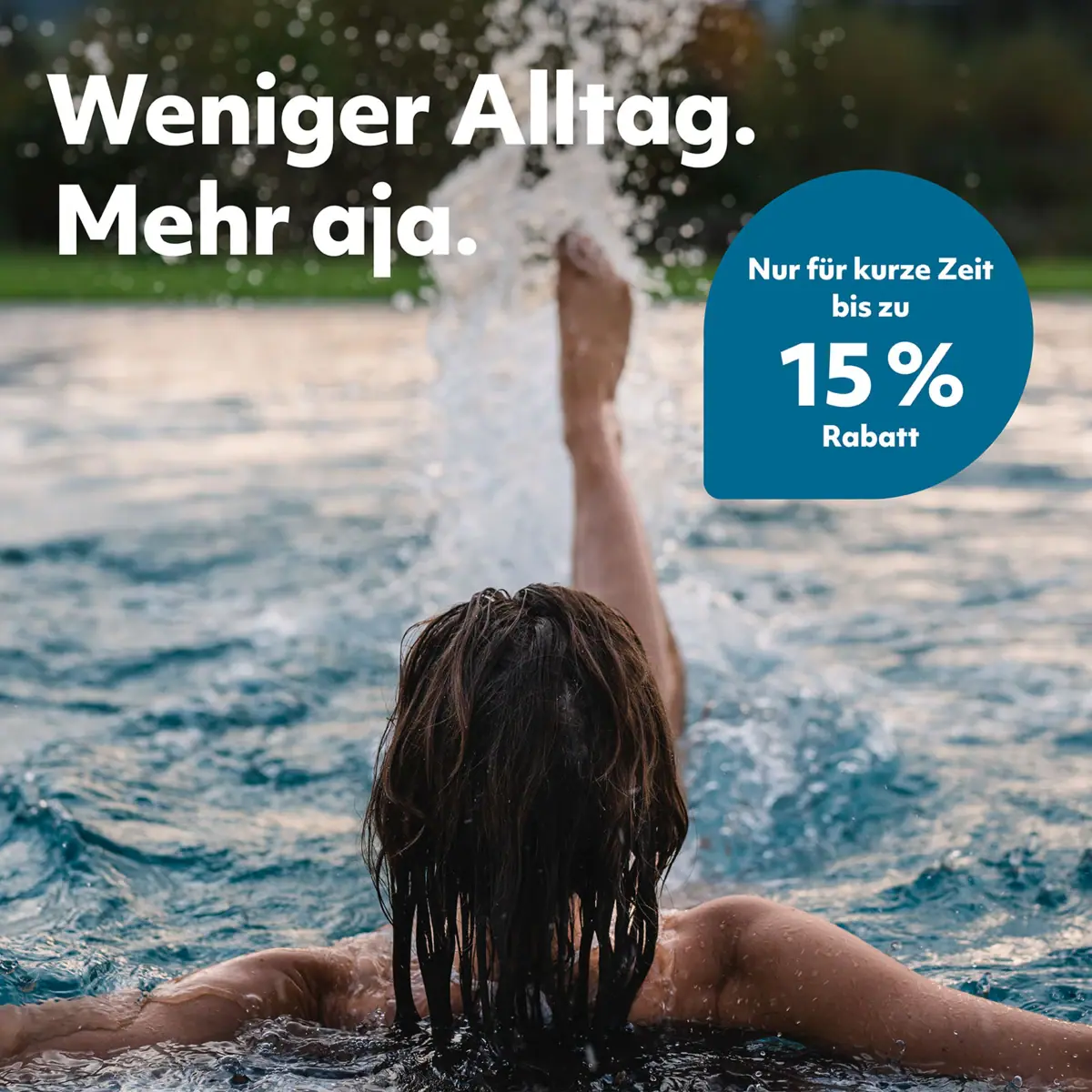 Frau schwimmt im Wasser