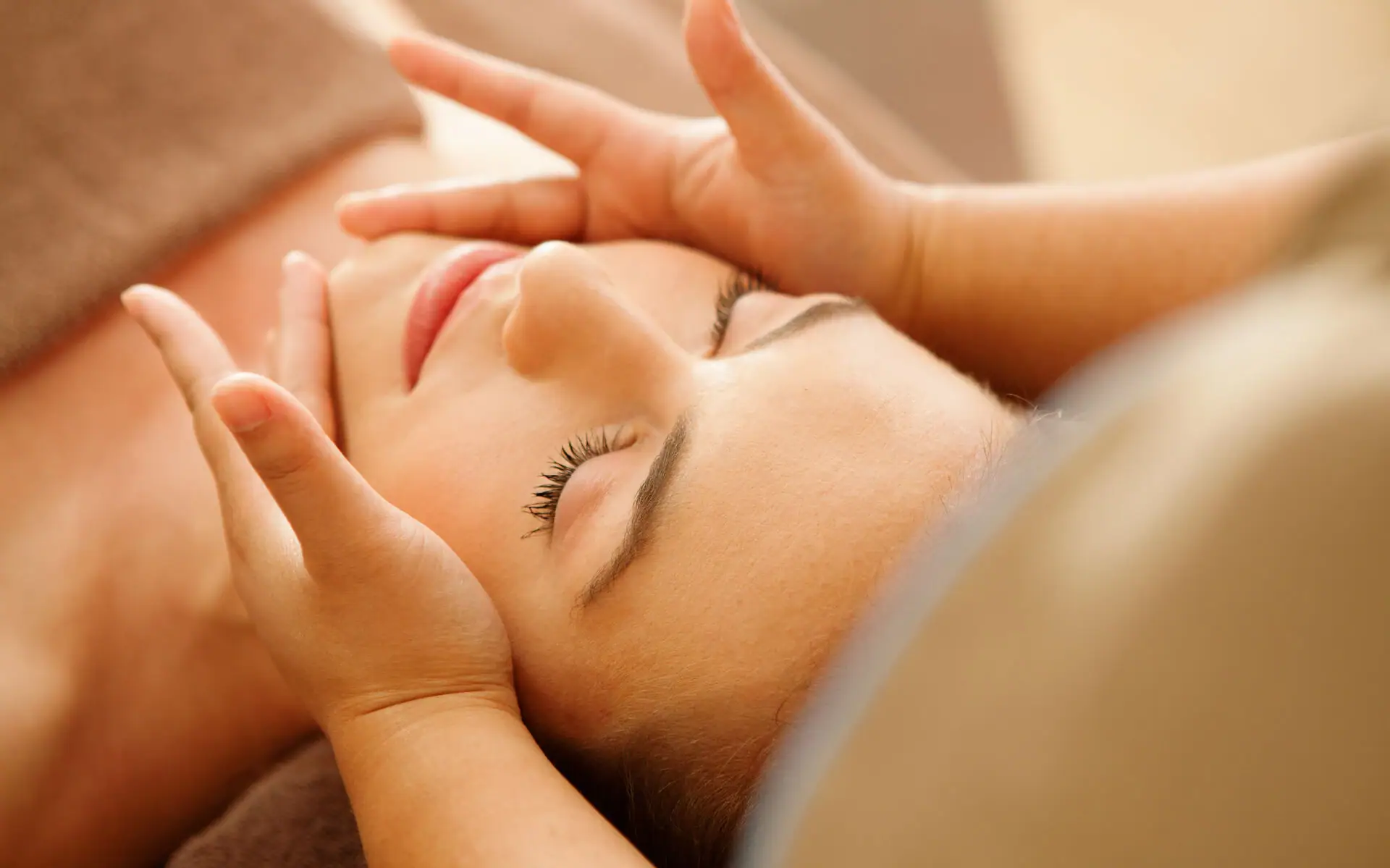 Frau erhält eine Massage in einem Innenraum.