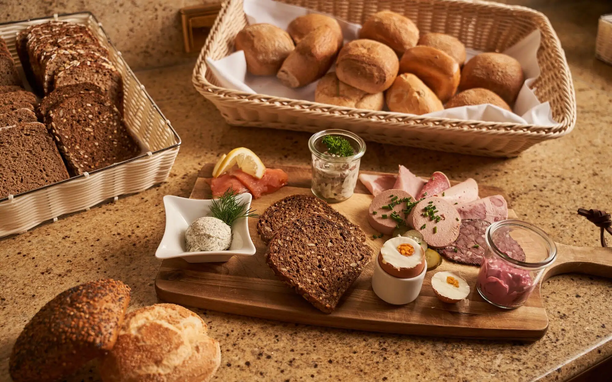 Ein Tisch mit Tellern voller Speisen und Früchten.