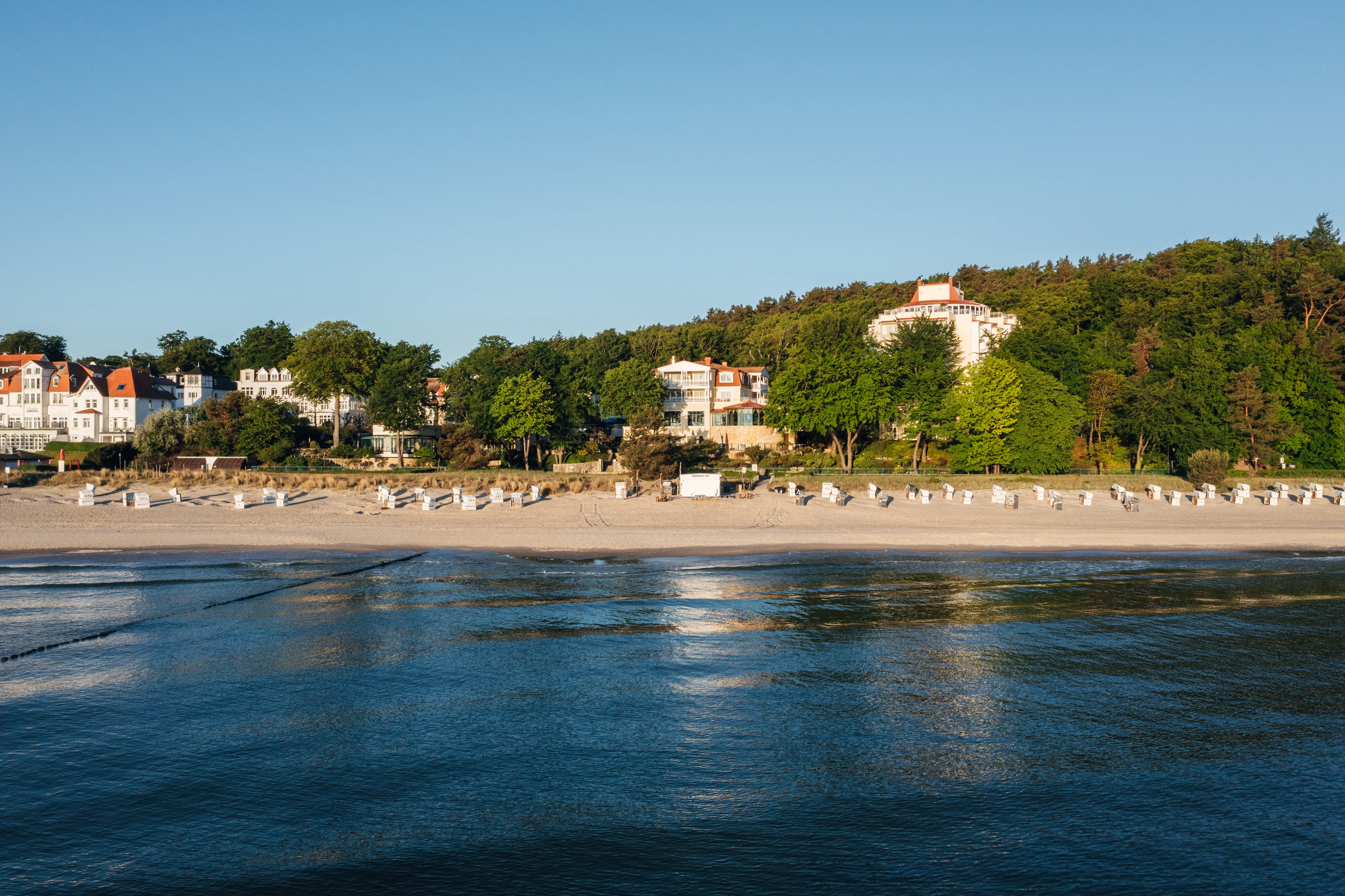 Strand mit Gebäuden und Bäumen