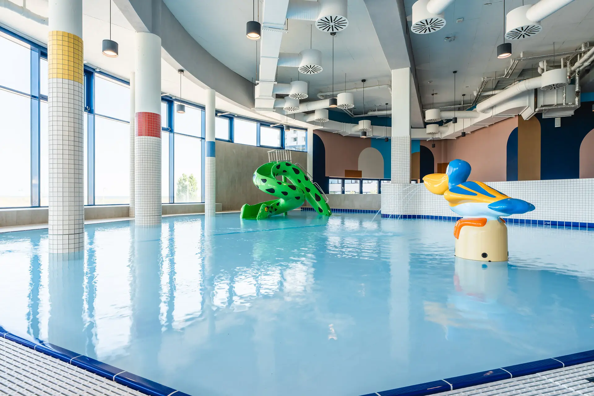 Ein Pool mit einem Pinguin und einem Regenbogen darin.