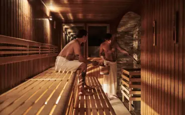 Zwei Männer in einer Sauna.