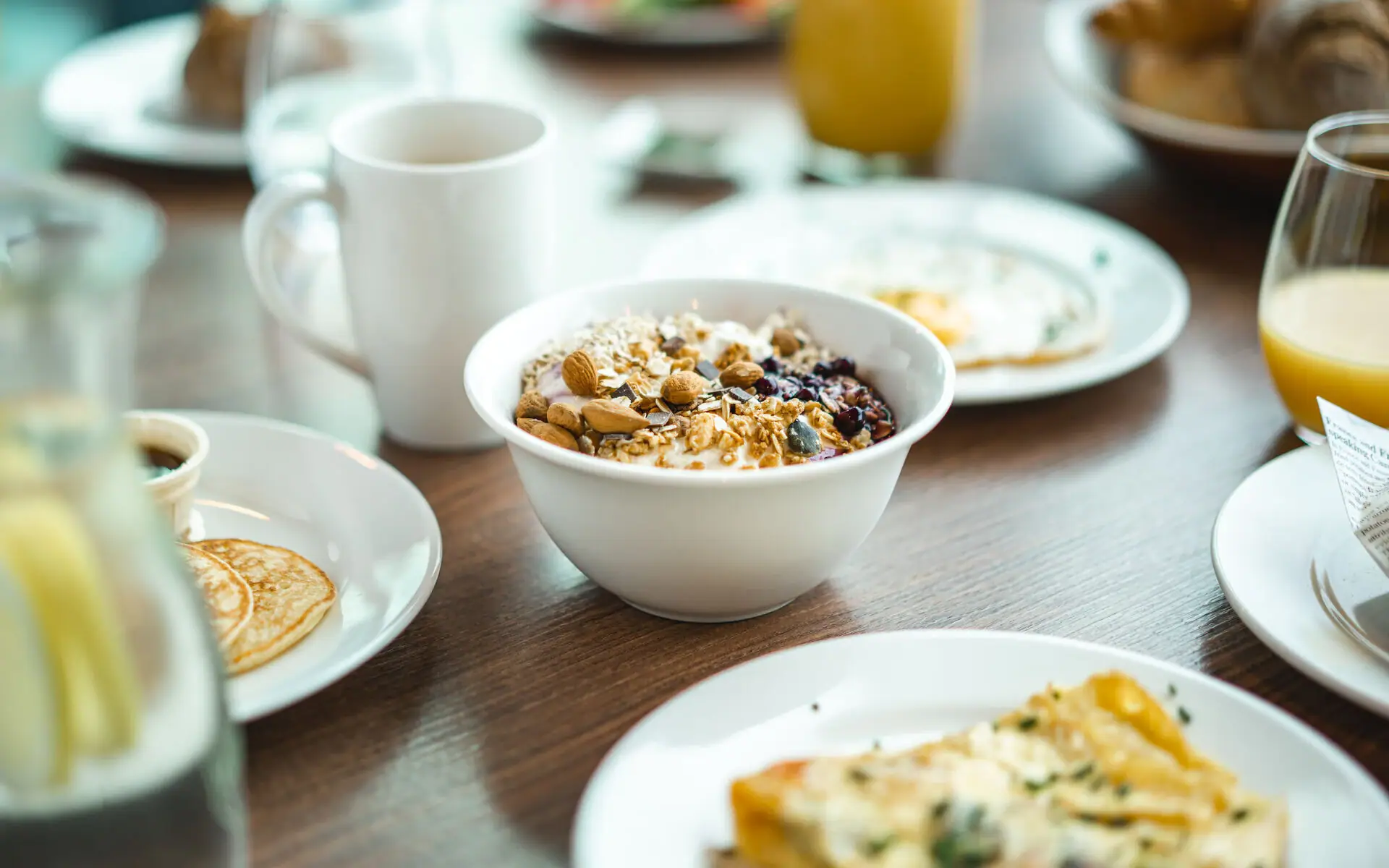 Schale mit Müsli und Eiern auf einem Tisch