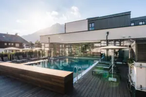 Ein Swimmingpool mit Deck und Stühlen.