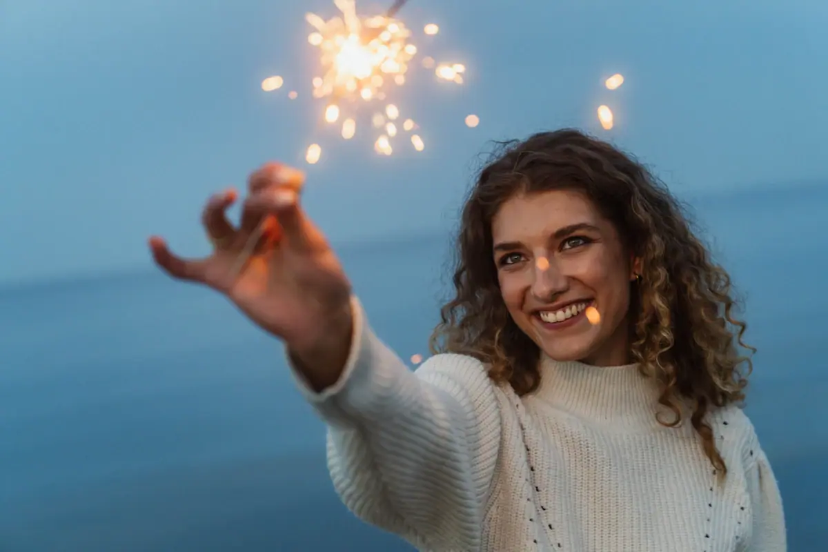 Eine Frau hält eine Wunderkerze.