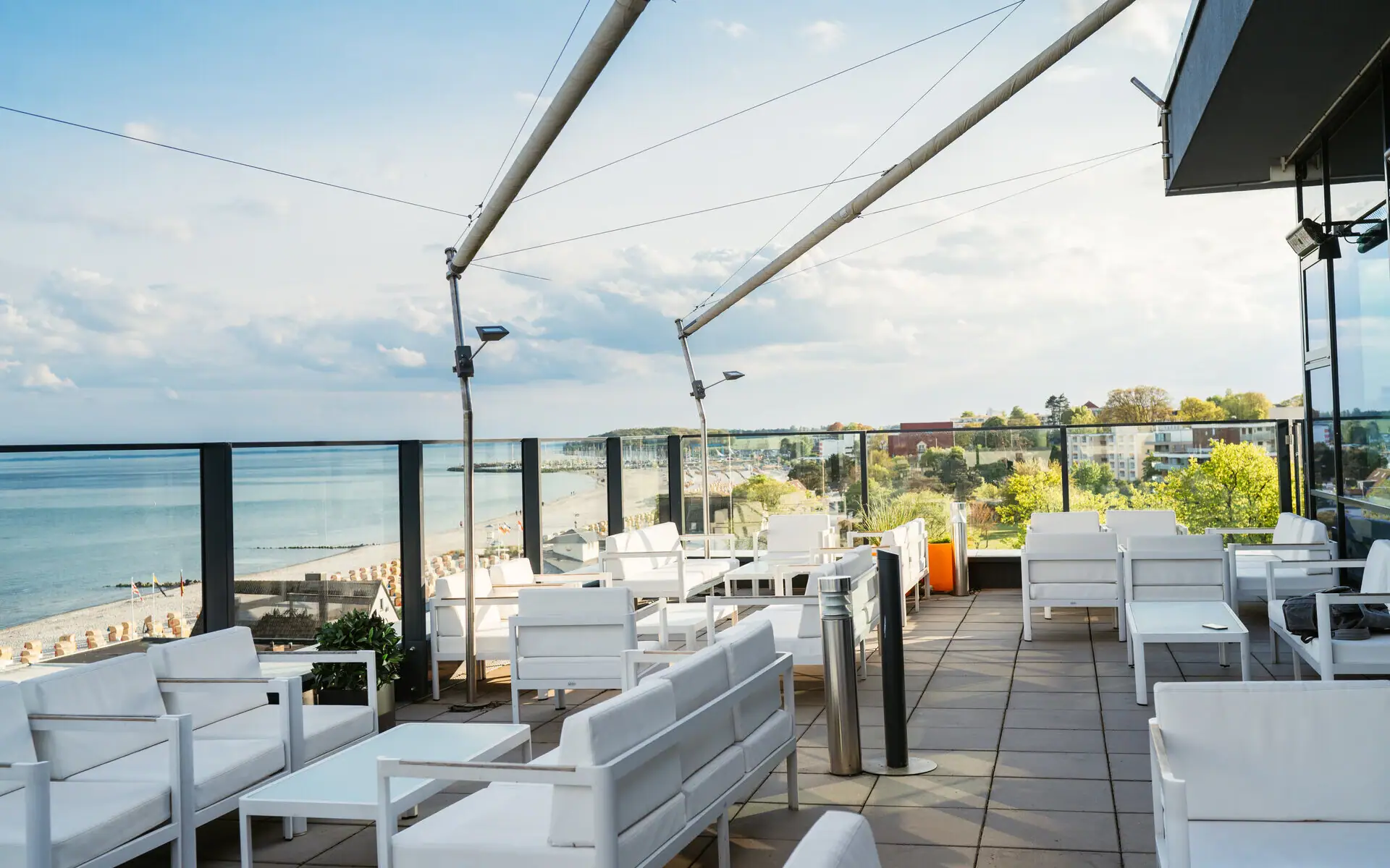Eine Terrasse mit Tischen und Stühlen.