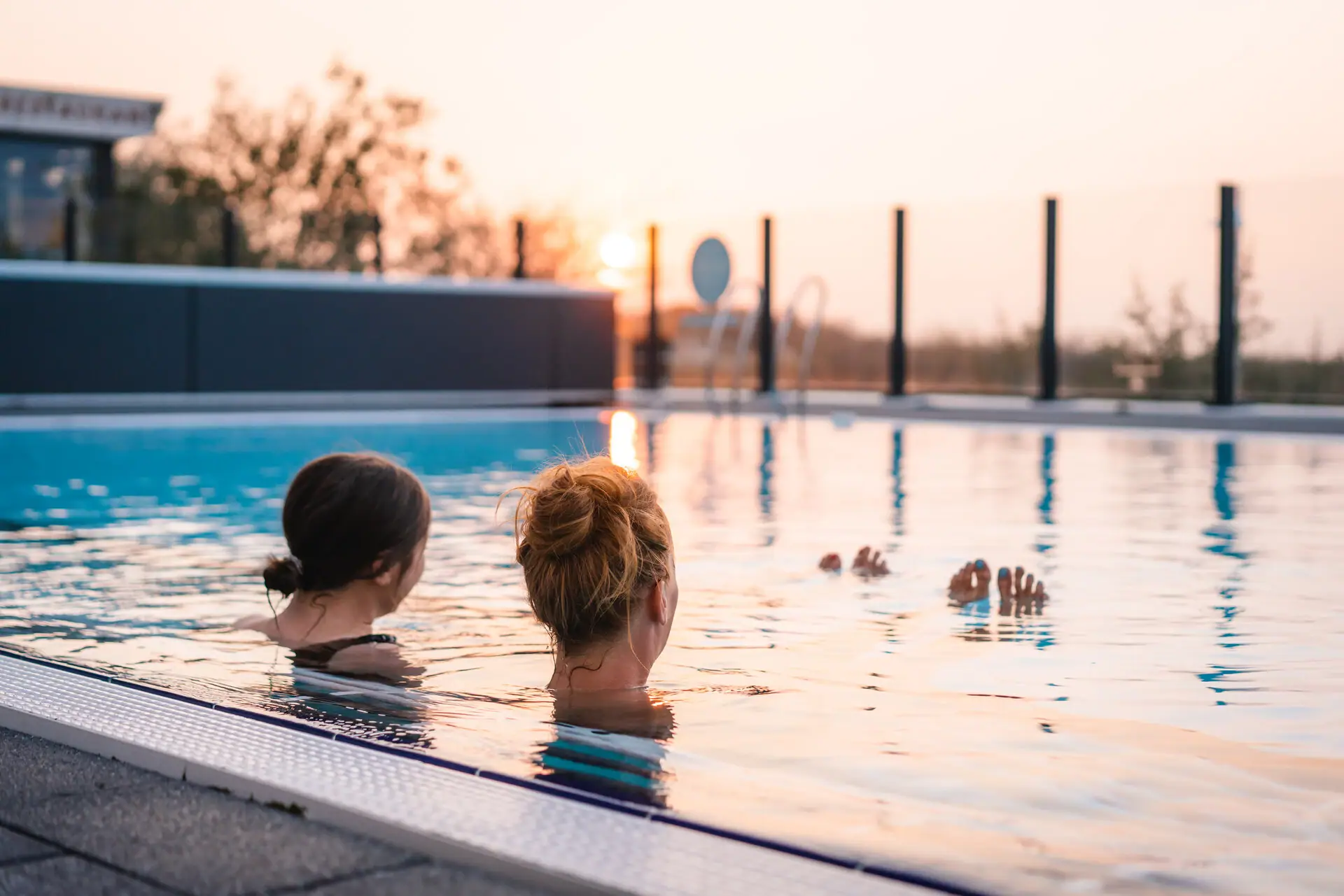 Zwei Frauen in einem Schwimmbecken.